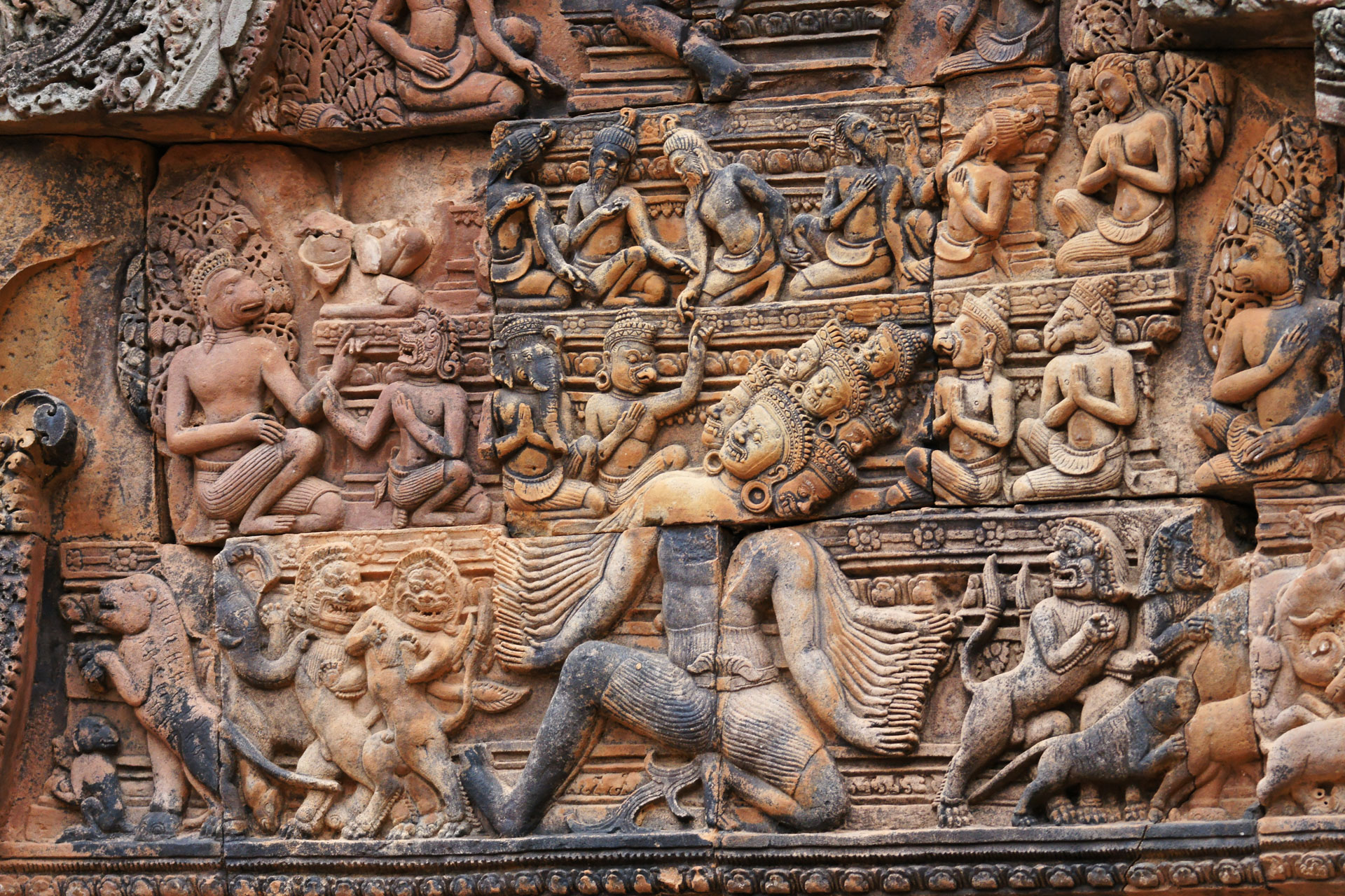 Banteay Srei ist eher eine der kleinen Tempelanlagen Angkors. Sie ist bekannt für die filigranen Steinmetzarbeiten.